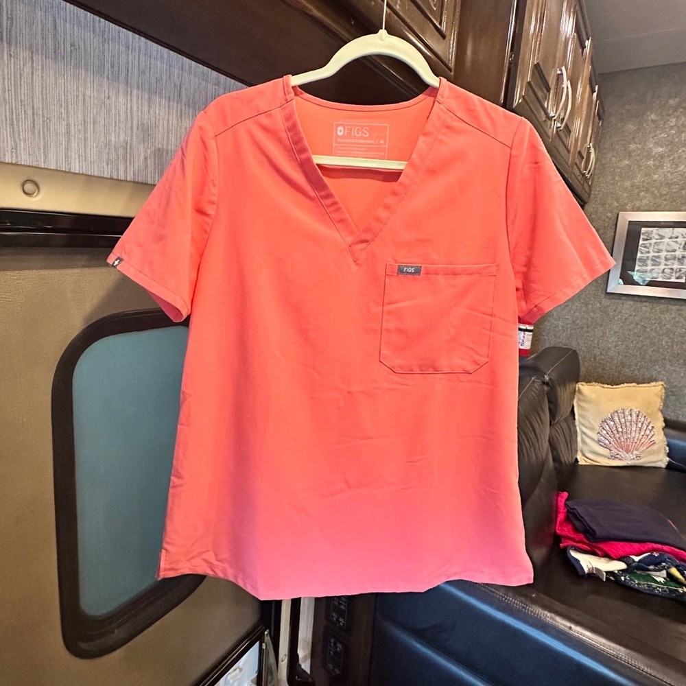 FIGS Catarina 1 Pocket Scrub Top Womens Medium Coral V-Neck Technical Collection